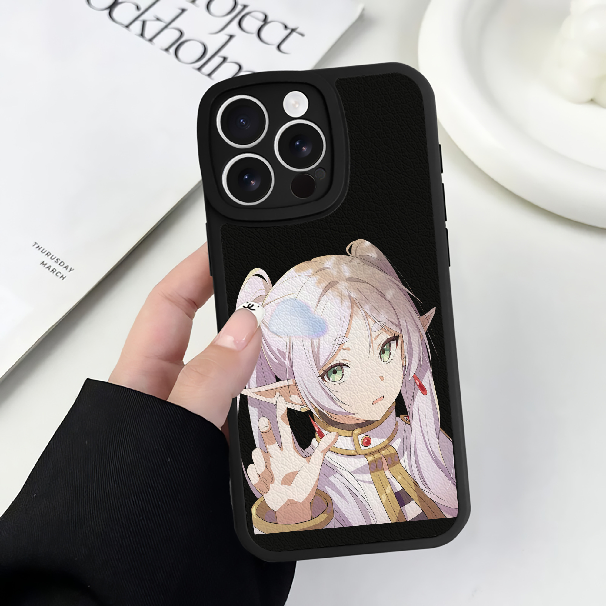 （画像用） 葬送のフリーレン Frieren 【iPhone 16シリーズ対応】シリコンスマホケース（レザー調） 材質：シリコン